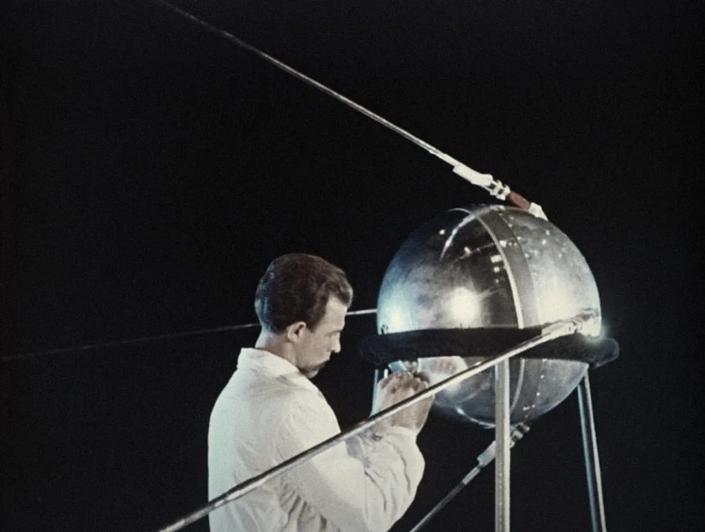 Técnico ajustando el Sputnik 1 en 1957, el primer satélite artificial: una señal que cambió la comunicación