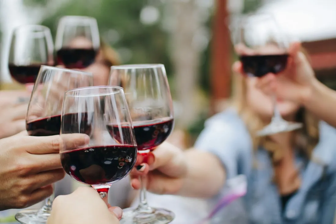 Copa de vino, fotografía editorial con luces rojizas