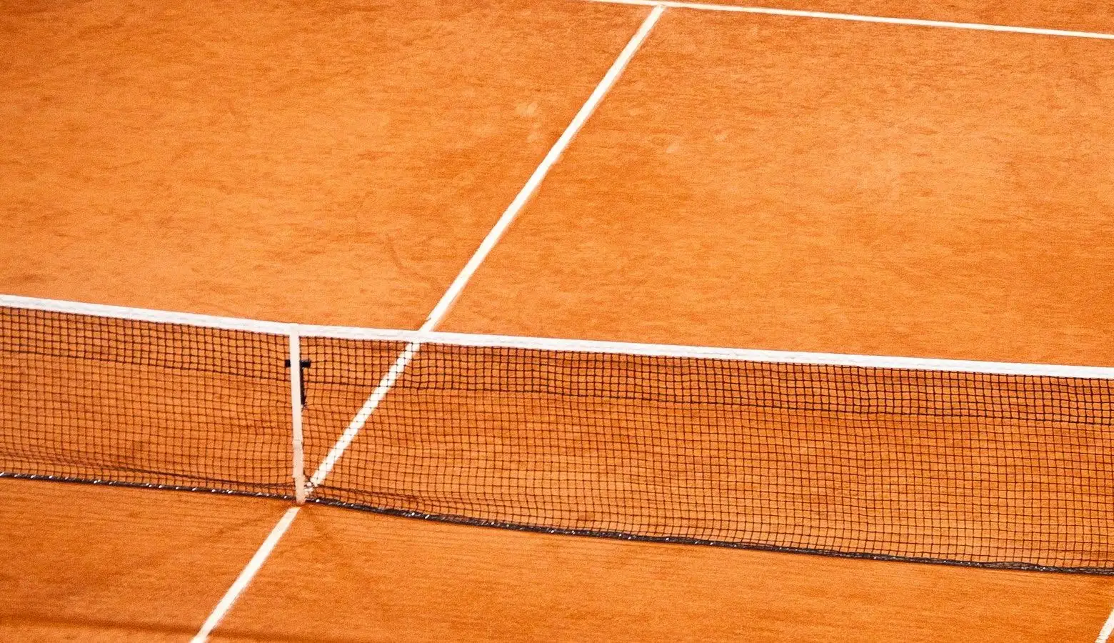 Red y líneas blancas sobre una pista de tierra batida
